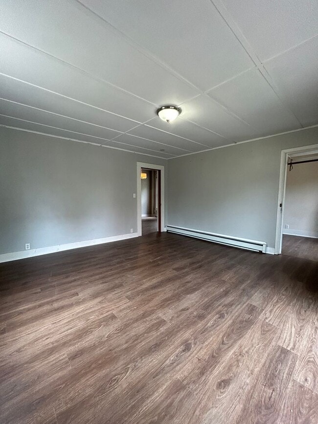 Building Photo - Spacious Three Bedroom Near Campus