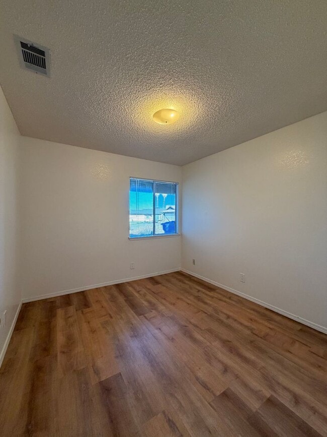 Building Photo - 3 Bedroom House Located in Cul De Sac Near Sportspark