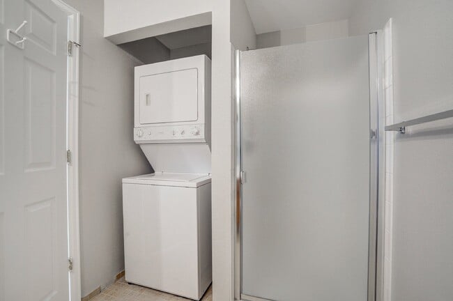 Building Photo - $2,100 - 2 Bed, 2 Bath Townhome in Thornto...