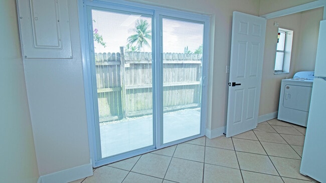 Building Photo - 8757 SE Hobe Ridge Ave