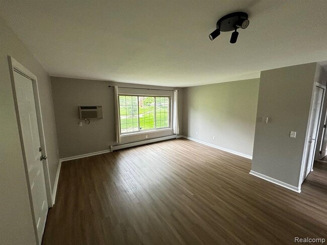 Building Photo - 454 Romeo Rd