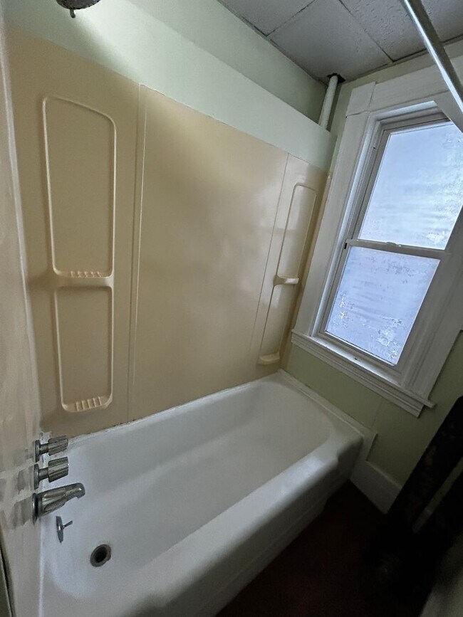 Building Photo - MOVE IN READY! $1400 - Studio / 1 Bath Apartment in Downtown Manchester with All Utilities Included