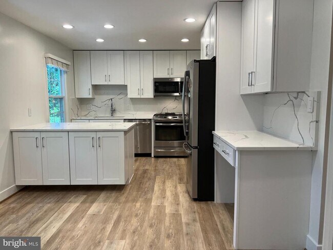 Building Photo - 9502 Tregaron Pl