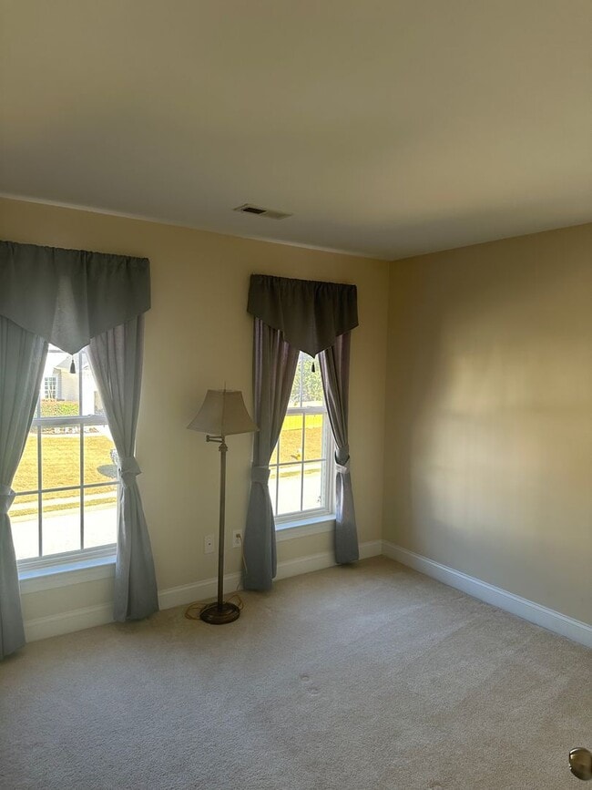 Building Photo - Prime Location, Five Forks! Lease only