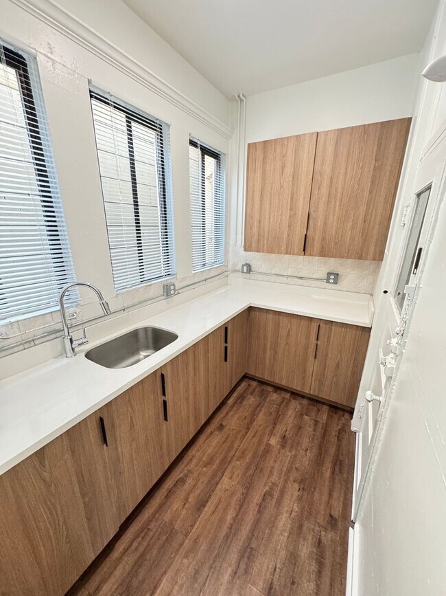 Building Photo - 1020-1024 Leavenworth Street