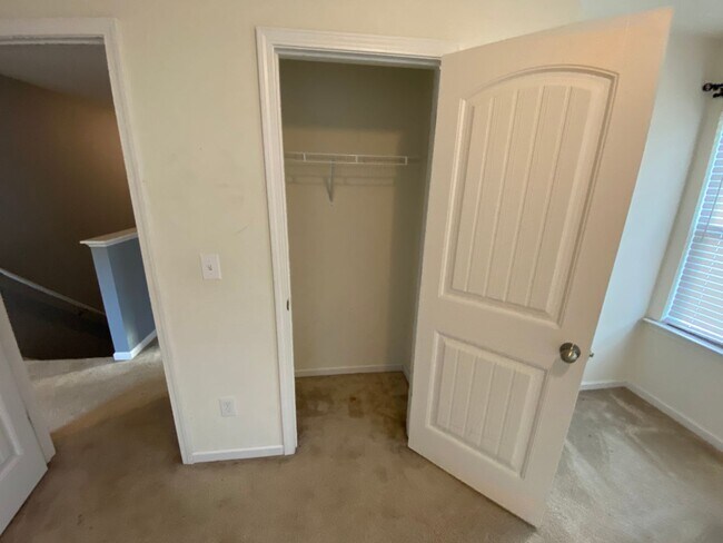 Building Photo - Room in 4 Bedroom Home at Bluegrove Rd