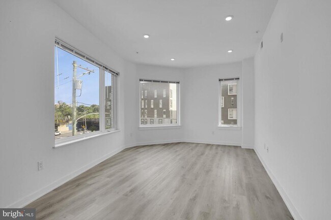Building Photo - 2046 E Lehigh Ave