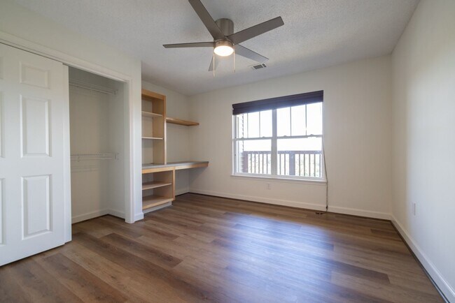 Building Photo - Renovated Condo in Harts Cove!