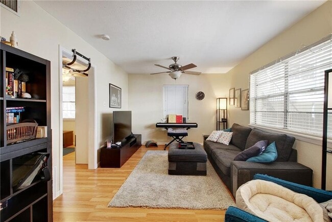 Building Photo - Large 1 bedroom in Hyde Park! Reserved par...