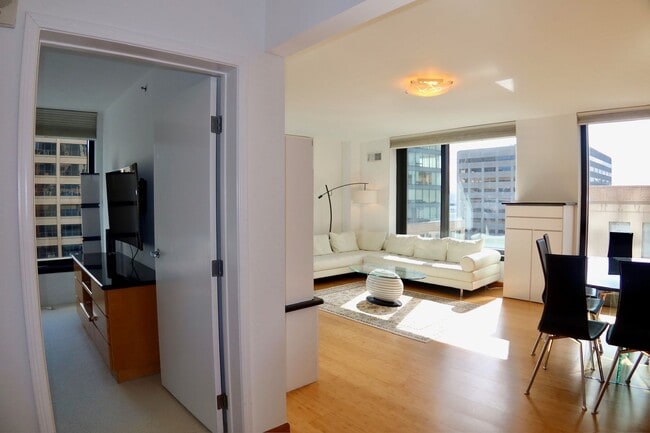 Building Photo - *New* 2 Bed & 2 Bath Condo in Fidi with Parking