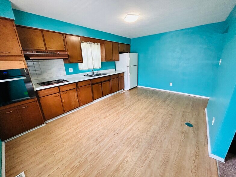 Spacious kitchen - 3131 Hassler St