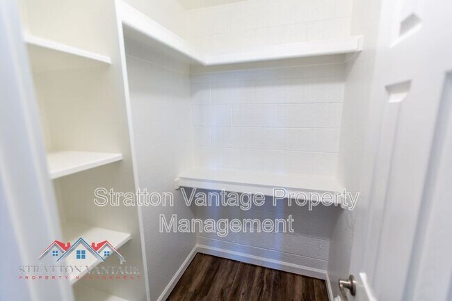 Building Photo - 427 W Pontiac Dr