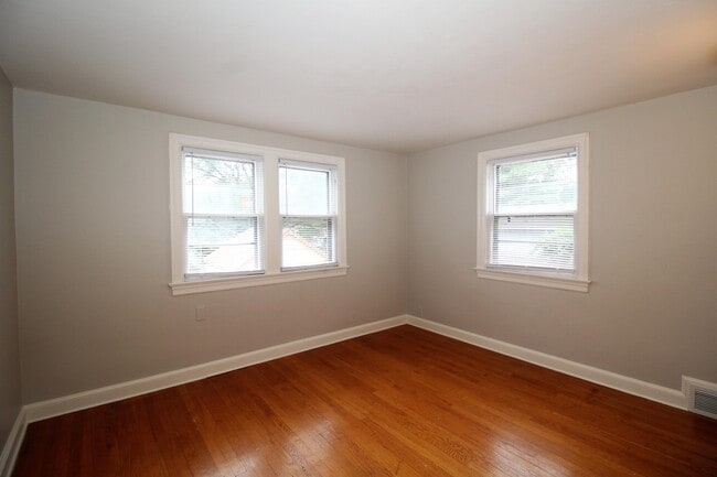 Building Photo - 707 E 72nd St