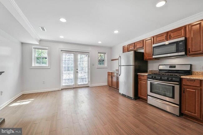 Building Photo - 2433 3rd St NE