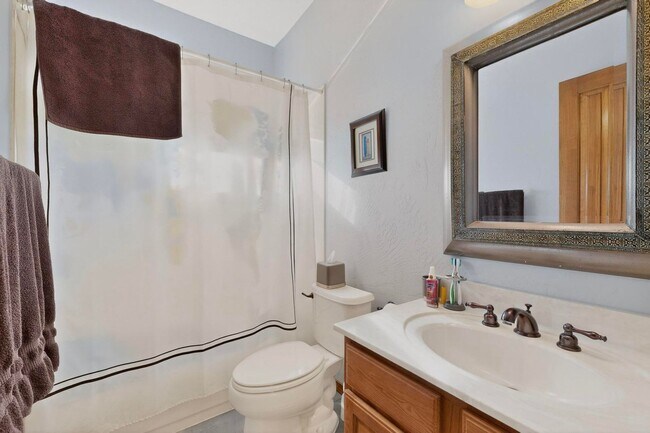 Building Photo - NW Executive Living 3/BD 2.5/BA 3/CG