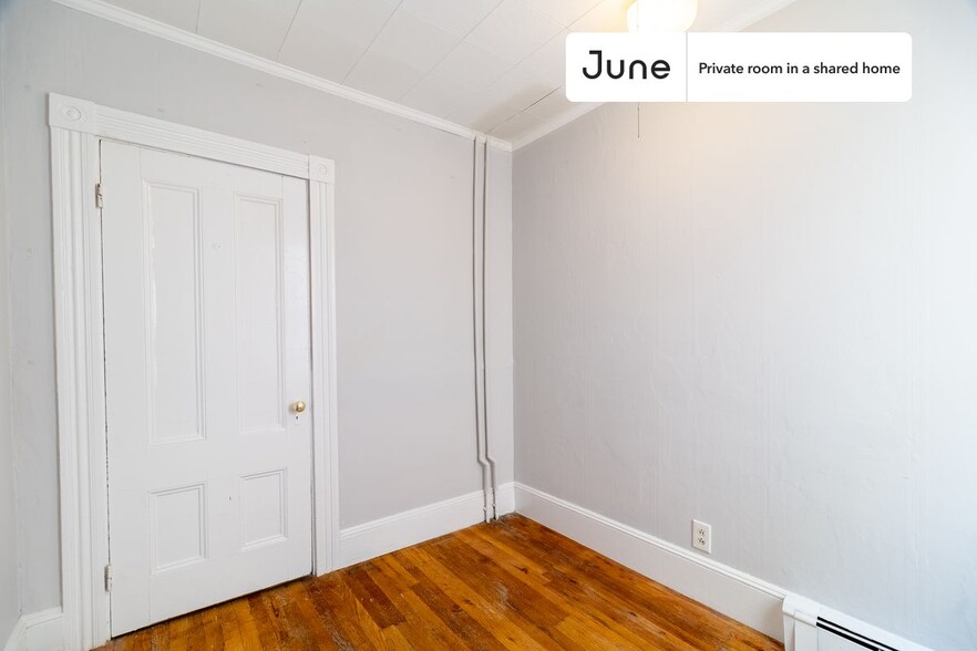 Building Photo - Private bedroom in 3 bed/1 bath Home