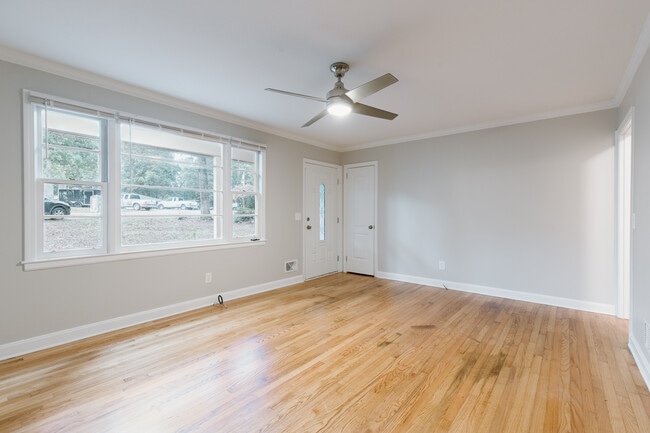 Family Room - 5 W Gantt Cir