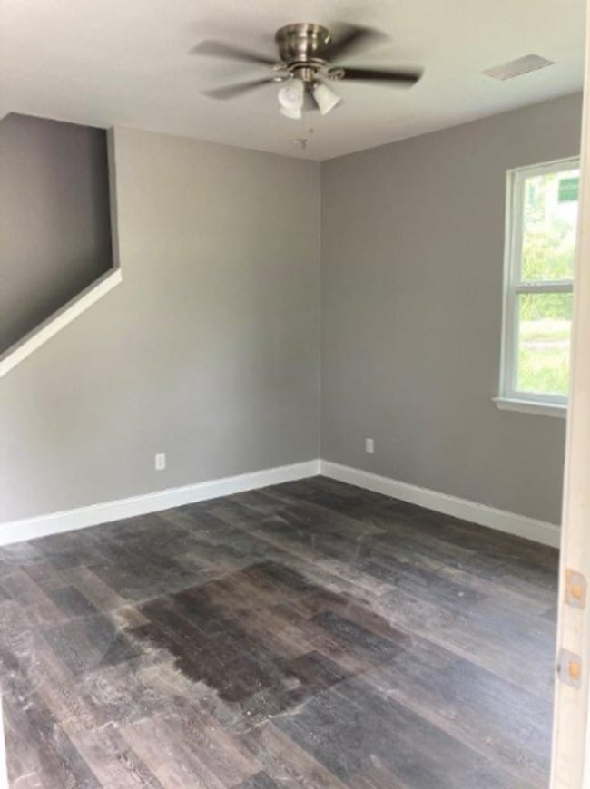 Building Photo - 809 S Travis Ave