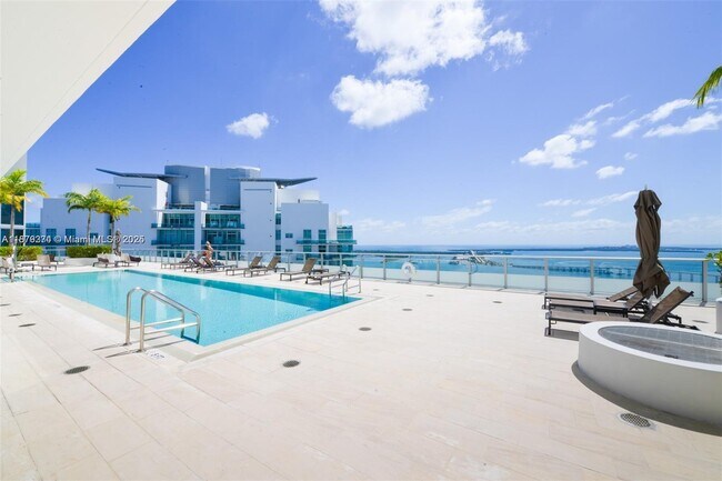 Building Photo - 1300 Brickell Bay Dr