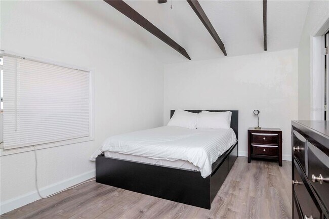 Building Photo - 1528 W River Shore Way