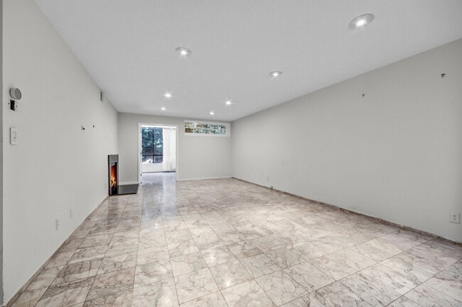 Building Photo - Spacious End-Unit Hollywood Condo with 2 Parking Spaces