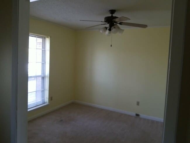 Building Photo - 918 Villa Ln