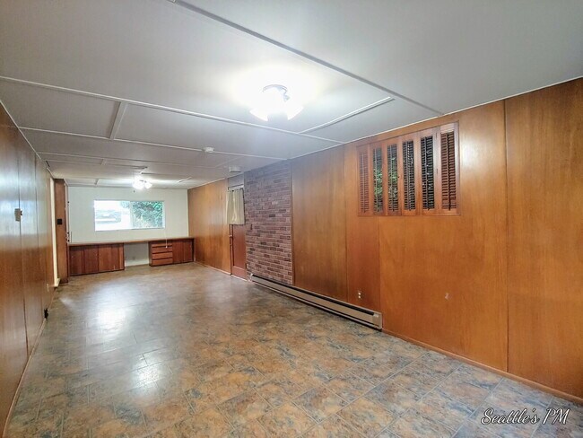 Building Photo - "Charming 2-Bed Retreat with Gleaming Hardwood Floors in Prime Seattle Location!"
