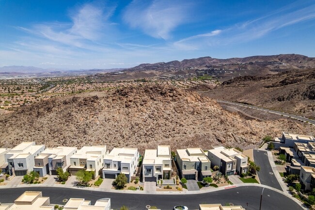 Building Photo - Furnished Luxury Rental with Mountain View...