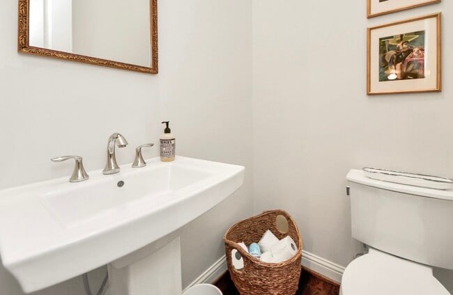 Building Photo - 15623 Broad St