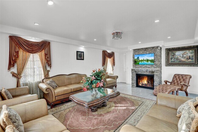 Building Photo - 120 Majestic Dr