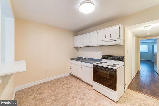 Building Photo - 9705 Kings Crown Ct