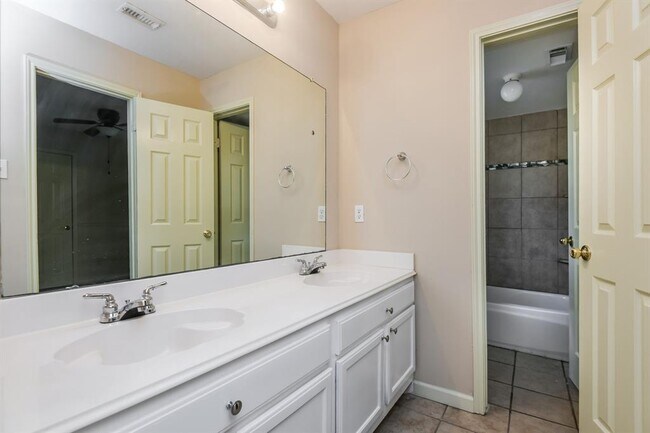 Building Photo - 18626 Droitwich Dr