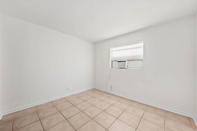 Building Photo - 1521 W 21st St