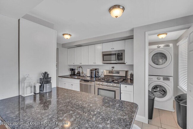 Building Photo - 1226 1/2 Briarwood Rd-