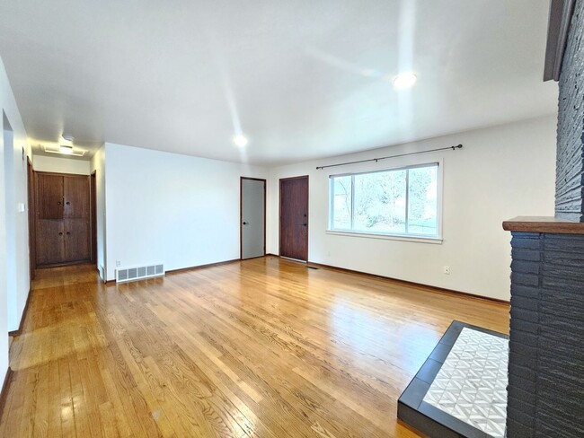 Building Photo - $2,300 - 3 Bed / 2 Bath Rancher Home in Perry District