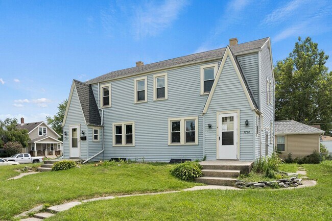 Building Photo - Newly renovated three bedroom available NOW!