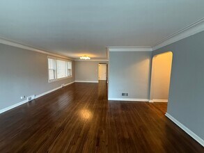 Building Photo - 2854 W Farragut Ave