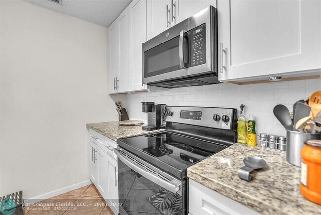 Building Photo - 3655 Cocoplum Cir