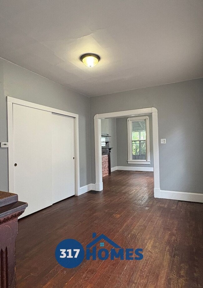 Building Photo - Lovely 2 Bedroom Duplex