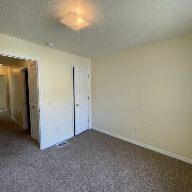 Building Photo - 2715 Fan Palm Dr
