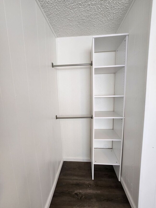 Building Photo - 409 W Routt Ave