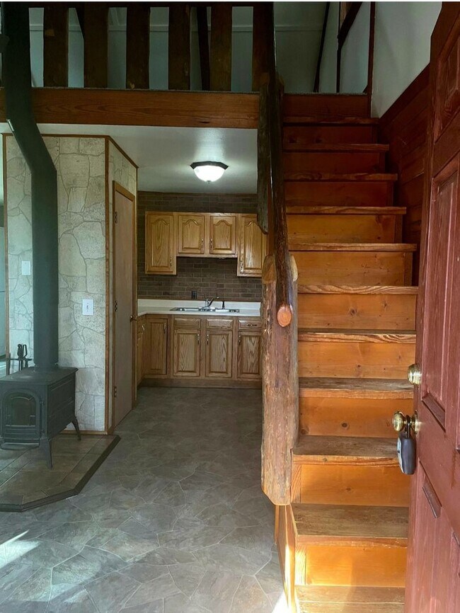 Building Photo - 512 Log Cabin