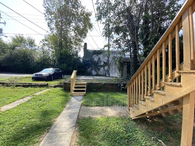 Building Photo - 220 W Jackson St