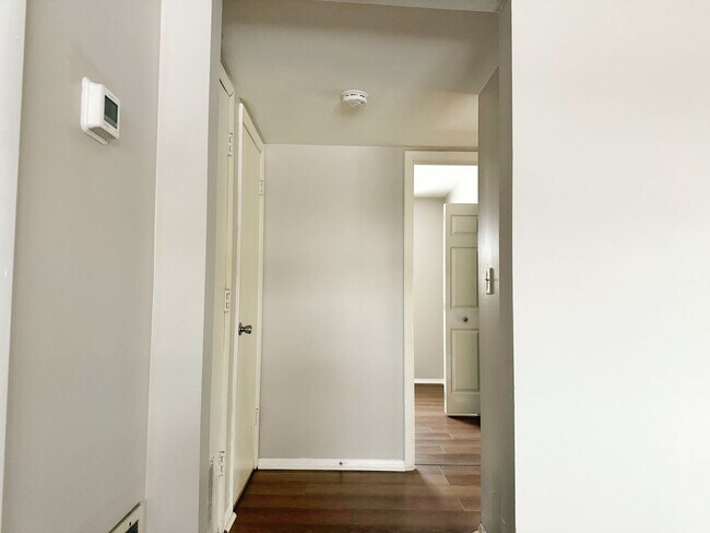 Building Photo - 700 Village Ln