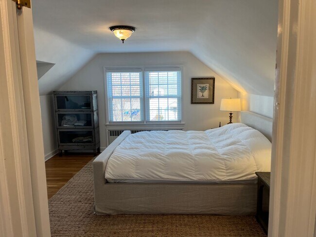 Building Photo - 3 Bedroom 2 Bath Fairfield House Near Southport