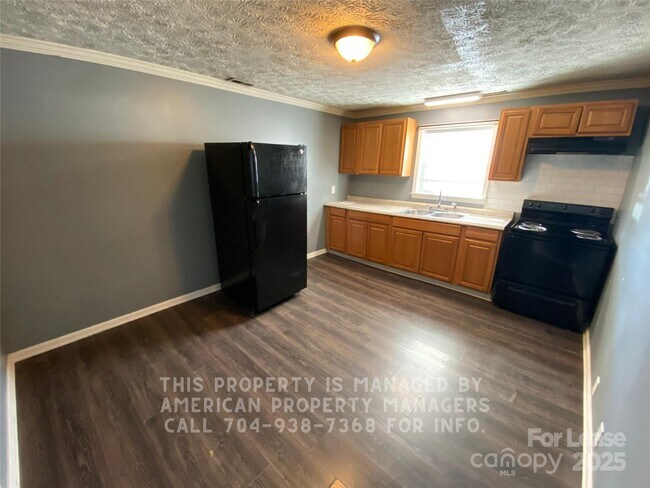 Building Photo - 303 Southern St