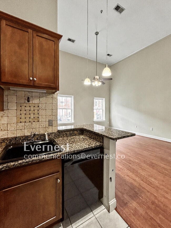 Building Photo - 2418 E Franklin St