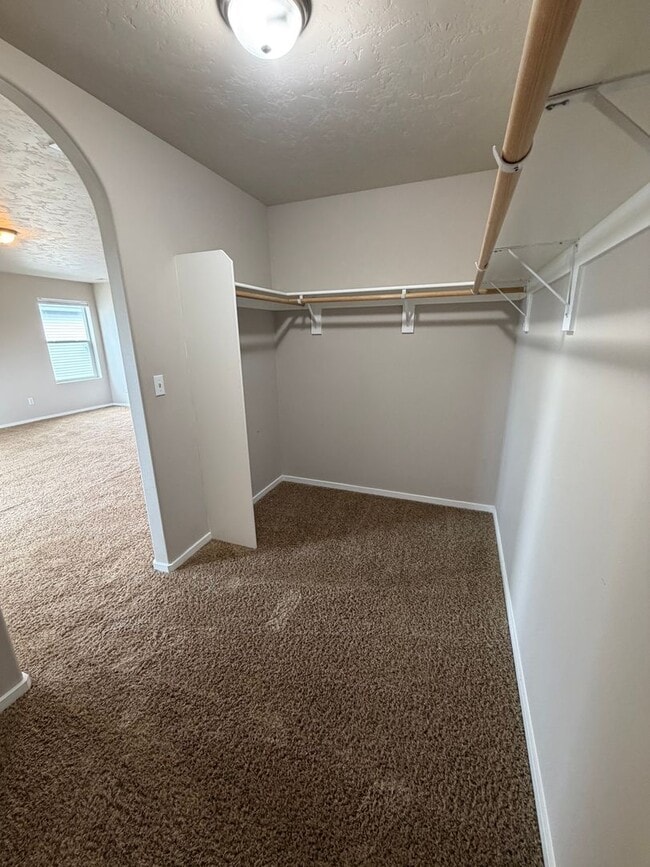 Building Photo - Check out our move in special on this charming Very Spacious 2-Story Home for Rent in Pasco, WA!