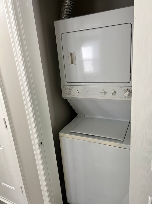 Building Photo - 1613 Olive St NE