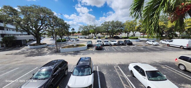 Building Photo - Spacious 1 Bed + Den | 1.5 Bath Apartment ...